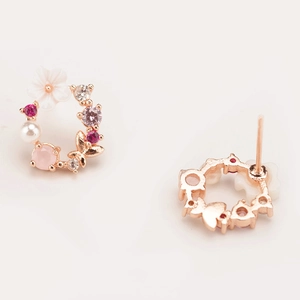 Elegante Blumenkranz-Ohrringe in Roségold mit rosa Steinen und Perlenakzenten