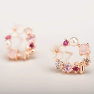 Elegante roségoldene Kranzohrringe mit Schmetterling, Perle und rosa Zirkon