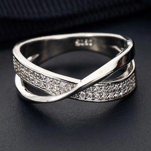 Eleganter zweifarbiger S925 Silberring in X-Form mit funkelndem Zirkonia Besatz