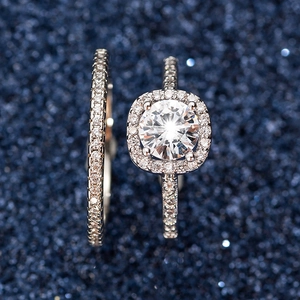 Elegante conjunto de dos anillos de boda de cobre con circonitas en halo