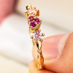 Anello in rame placcato oro con cuore di zircone rosso e design a corda