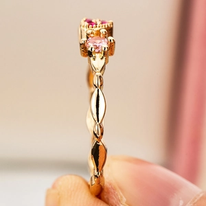 Anello placcato oro con zirconi rosa e rossi incastonati con taglio marquise fine