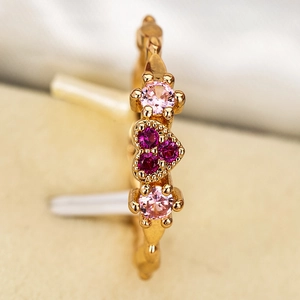 Anello cuore placcato oro con zirconi rossi e fascia ondulata su portagioie