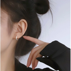 Pendientes de aro minimalistas en plata para mujer con diseño metálico pulido clásico