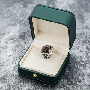 Anello vintage da uomo in argento con occhio di tigre in una lussuosa scatola portagioie verde