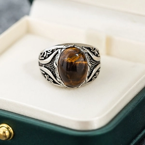 Anello vintage in argento con pietra occhio di tigre marrone e incisione a onde