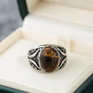 Anello vintage in argento con occhio di tigre ovale e intricati motivi incisi