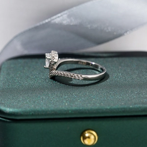 Elegant S925 silver V-shaped heart crown ring with zircon on green leather box