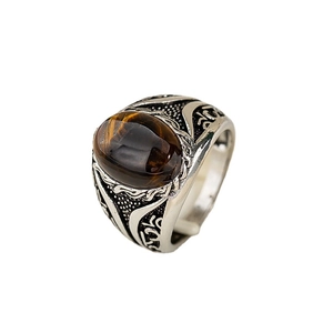 Anello da uomo vintage con occhio di tigre e intricati motivi intrecciati in argento