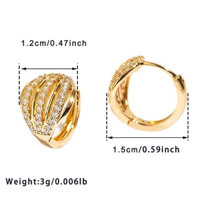 Vue macro des boucles d'oreilles dorées avec micro-pavage en zircon et dimensions