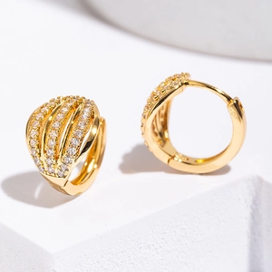 Élégantes Boucles d'Oreilles Créoles Coquillage en Cuivre Plaqué Or 18K Zirconia pour Femmes Petits Créoles en Éventail