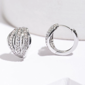 Élégantes boucles d'oreilles créoles plaquées or 18 carats avec zircons cubiques blancs