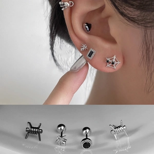 Macro di orecchini punk con ragno e filo spinato con pietre di zircone nero