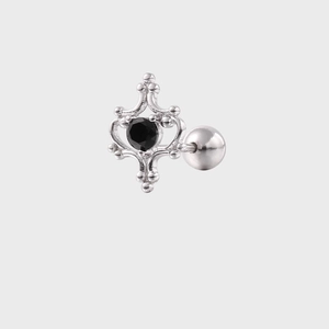 Dettaglio dell'orecchino gotico in argento con zircone nero e chiusura a vite posteriore