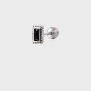 Dettaglio dell'orecchino in argento S925 con zircone nero e bordo lavorato milgrain