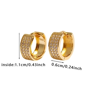 Vue détaillée montrant 1,1 cm de diamètre et 0,6 cm de largeur des boucles d'oreilles or