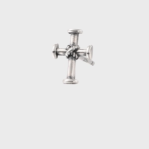 Dettaglio orecchino a perno a croce in argento S925 con design vintage e finitura ossidata