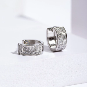 Boucles d'oreilles créoles luxe avec triple rangée de cristaux en métal argenté