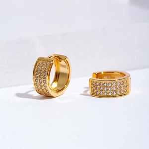 Boucles d'oreilles créoles dorées avec trois rangées de zircons cubiques
