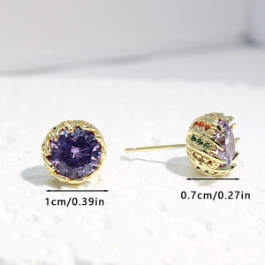 Dettaglio degli orecchini a bocciolo di rosa con zircone viola e pietre laterali colorate