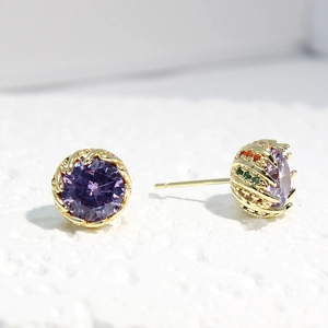Eleganti orecchini a bocciolo di rosa con zircone viola e pietre laterali colorate