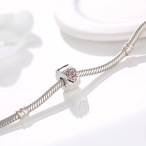 Dettaglio del bracciale a maglia serpente con ciondolo quadrato e cuore di cristallo rosa