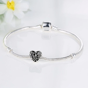 Pulsera de cadena de serpiente plateada con dije de corazón hueco y letras MOM