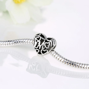 Colgante charm MOM de corazón hueco en pulsera de cadena de serpiente plateada para madres