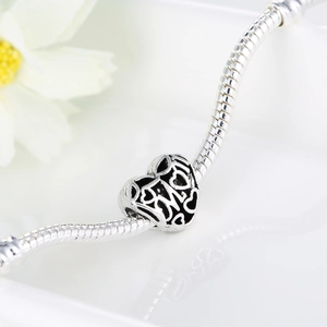 Pulsera de cadena de serpiente plateada con dije de corazón hueco y grabado de LOVE