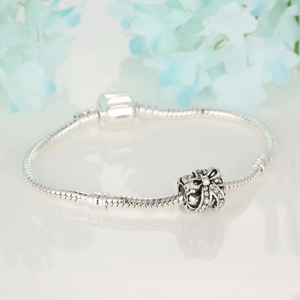 Bracciale a maglia serpentina in argento con ciondolo a pacchetto regalo e strass