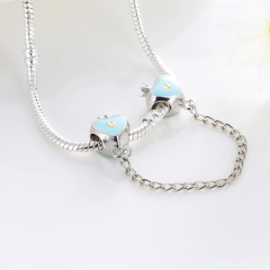 Bracciale a catena serpente in argento con ciondoli a cuore blu e catena di sicurezza