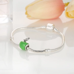 Bracelet serpent argenté avec un pendentif pomme verte et des feuilles scintillantes