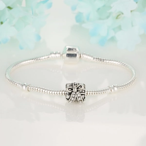Bracciale di perle natalizie fai-da-te con catena a serpente e ciondolo a fiocco brillante