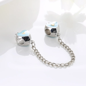 Dettaglio della catena di sicurezza a cuore con smalto blu per bracciali a maglie