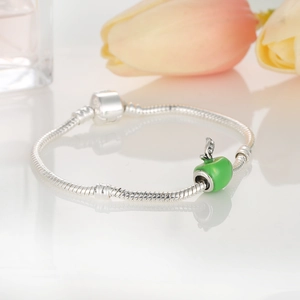Charm pomme verte sur bracelet maille serpent en argent avec feuilles en cristal brillant