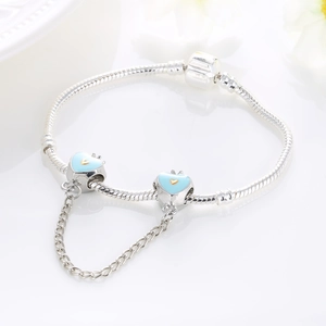 Bracciale a maglia snake in argento con ciondoli a cuore in smalto blu e catenella