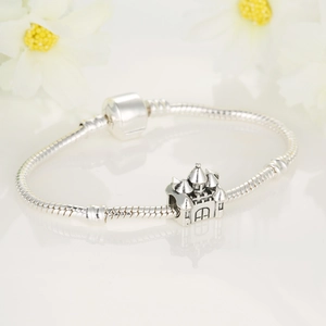 Silbernes Schlangen-Gliederarmband mit Schloss-Anhänger auf weißem Blumenhintergrund