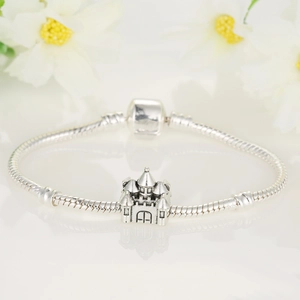 Silbernes Schlangenarmband mit detailliertem Schloss-Anhänger und Fassverschluss