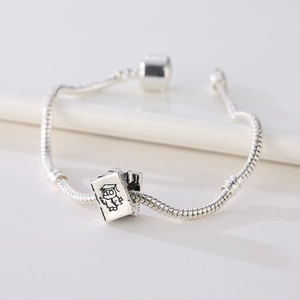 Pulsera de cadena de serpiente plateada con colgante de búho graduado y birrete