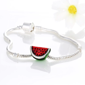 Bracelet à chaîne serpent avec pendentif pastèque d'été sur un fond floral élégant