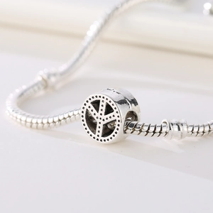 Pulsera de dijes de plata con cadena de serpiente y colgante de símbolo de paz vintage