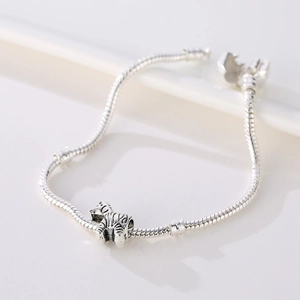 Pulsera de cadena de serpiente plateada con colgante de cebra y cierre cilíndrico en blanco