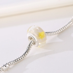 Bracciale a catena serpente d'argento con perla di vetro stella gialla e finitura lucida