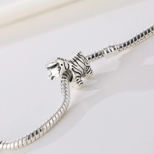 Abalorio de cebra plateado en pulsera de cadena de serpiente con acabado vintage
