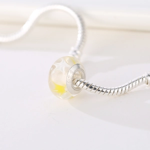 Charm in argento S925 con vetro giallo e motivo a stella su catena a maglia serpente