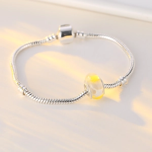 Bracciale a catena serpente in argento con charm in vetro giallo e chiusura cilindrica