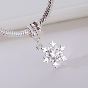 Silberne Schneeflocken Kette mit Zirkonia Stein und Schlangenkette als festlicher Schmuck