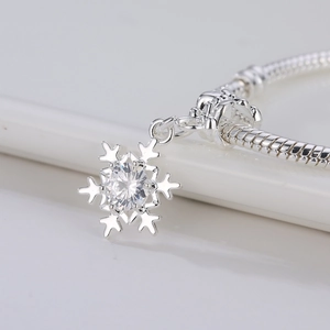 Silberner Schneeflocken-Anhänger mit Zirkonia auf Schlangenkette für den Winter