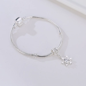 Silbernes Schlangenarmband mit Schneeflocken Anhänger und Zirkon für Winter Weihnachtsgeschenk