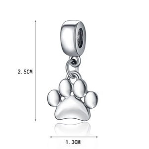Silberner Pfotenabdruck-Anhänger für DIY-Schmuck mit Maßen von 2,5 cm x 1,3 cm
